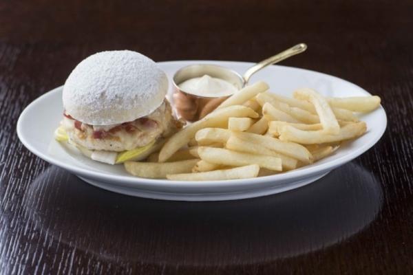 真っ白に雪化粧したハンバーガー!?クリスマスを彩るグランド ハイアット 東京の限定メニュー