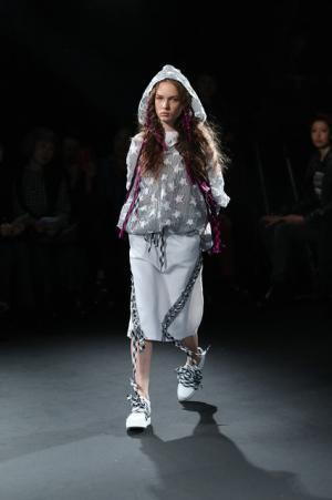 ミントデザインズが見せる、疾走する90'sのカバーストーリー【17SSウィメンズ】