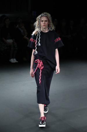 ミントデザインズが見せる、疾走する90'sのカバーストーリー【17SSウィメンズ】