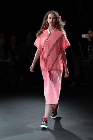 ミントデザインズが見せる、疾走する90'sのカバーストーリー【17SSウィメンズ】