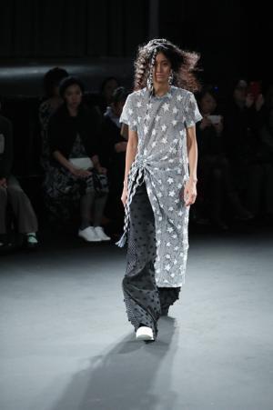 ミントデザインズが見せる、疾走する90'sのカバーストーリー【17SSウィメンズ】