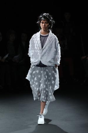 ミントデザインズが見せる、疾走する90'sのカバーストーリー【17SSウィメンズ】