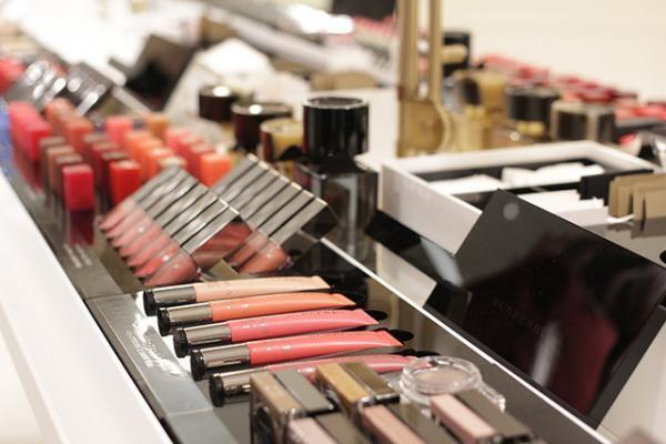 「バーバリー ビューティ ボックス」が期間限定オープン。ショーにインスパイアされた会場、限定アイテムも