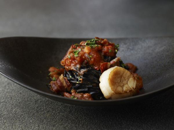 アマン東京で大人の“ブラックメニュー”を堪能、33階で夜景を見ながらバータイム