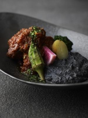 アマン東京で大人の“ブラックメニュー”を堪能、33階で夜景を見ながらバータイム