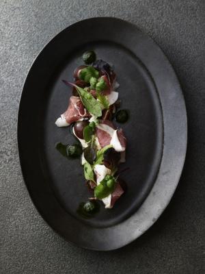 アマン東京で大人の“ブラックメニュー”を堪能、33階で夜景を見ながらバータイム