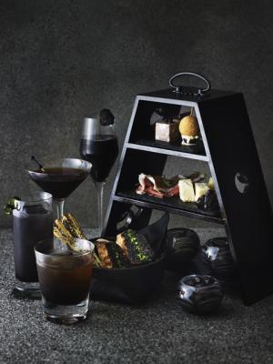 アマン東京で大人の“ブラックメニュー”を堪能、33階で夜景を見ながらバータイム