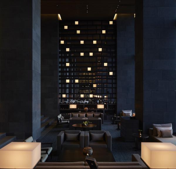 アマン東京で大人の“ブラックメニュー”を堪能、33階で夜景を見ながらバータイム