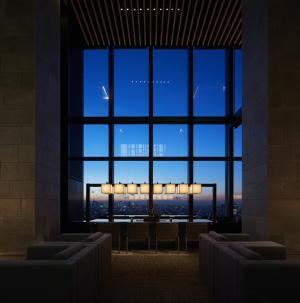 アマン東京で大人の“ブラックメニュー”を堪能、33階で夜景を見ながらバータイム