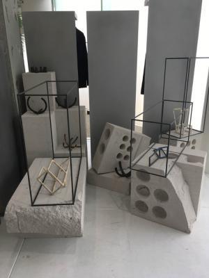 ジュリアン・デイヴィッド路面店で八丁堀のギャラリー・プラグマタがインスタレーション