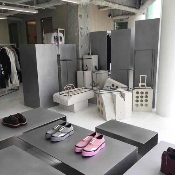 ジュリアン・デイヴィッド路面店で八丁堀のギャラリー・プラグマタがインスタレーション