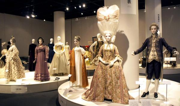 西洋衣装の歴史を学ぶ！神戸ファッション美術館が『西洋服飾史スタイルガイド』配布