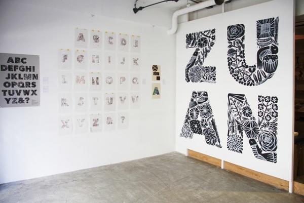 「鹿児島睦の図案展」が青山で開催中。太宰府天満宮公式土産となる鈴懸とのコラボ干菓子もお披露目に