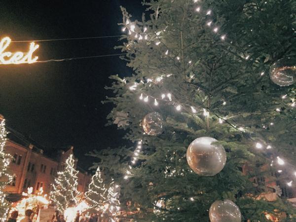 横浜赤レンガ倉庫のクリスマス マーケット！今年は雪の演出でドイツのホワイトクリスマスを再現