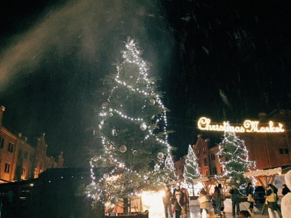 横浜赤レンガ倉庫のクリスマス マーケット！今年は雪の演出でドイツのホワイトクリスマスを再現