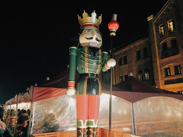 横浜赤レンガ倉庫のクリスマス マーケット！今年は雪の演出でドイツのホワイトクリスマスを再現