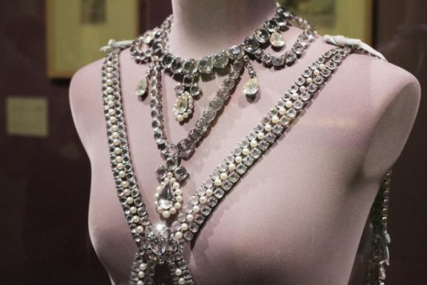 革命に散った宮廷の華、マリー・アントワネットの生涯に迫る大展覧会。ヴェルサイユ宮殿の至宝が六本木に集結【レポート】