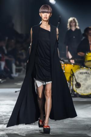 ミハラヤスヒロの新ライン「ネハン ミハラヤスヒロ」がローンチ、新宿でデビューショー【17SSウィメンズ】