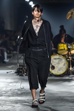 ミハラヤスヒロの新ライン「ネハン ミハラヤスヒロ」がローンチ、新宿でデビューショー【17SSウィメンズ】