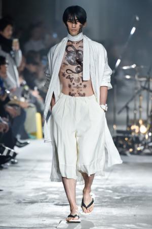 ミハラヤスヒロの新ライン「ネハン ミハラヤスヒロ」がローンチ、新宿でデビューショー【17SSウィメンズ】