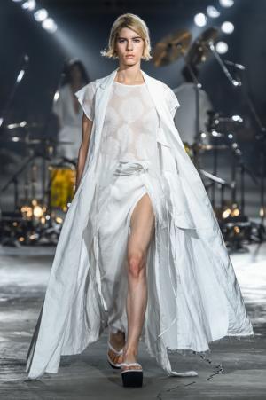 ミハラヤスヒロの新ライン「ネハン ミハラヤスヒロ」がローンチ、新宿でデビューショー【17SSウィメンズ】