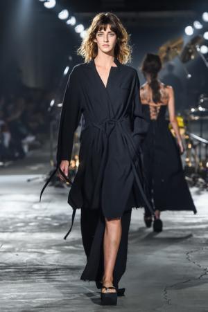 ミハラヤスヒロの新ライン「ネハン ミハラヤスヒロ」がローンチ、新宿でデビューショー【17SSウィメンズ】