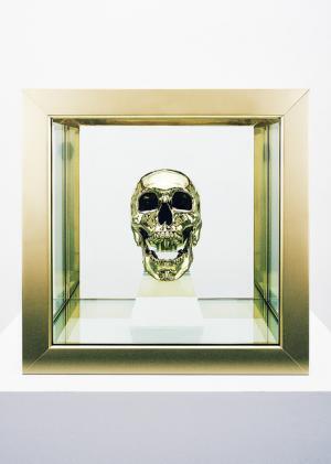 舘鼻則孝が岡本太郎記念館をジャック！「舘鼻則孝 呪力の美学」展開催