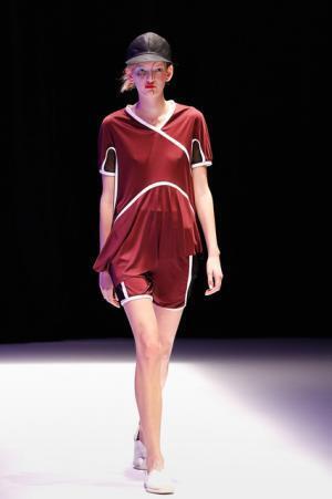 ヒロココシノが揺蕩うキュビズムとスポーティの三次元【17SSウィメンズ】