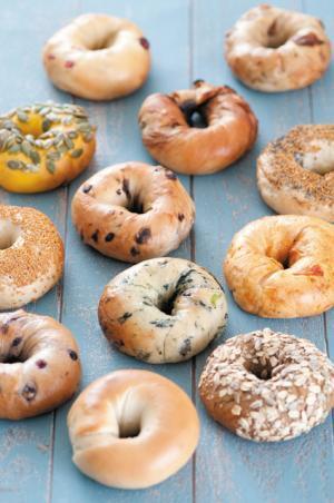 人気カレーパンや秋食材を使ったパン約100種類！マーチエキュート神田万世橋のパンマルシェ