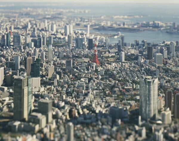 風景をミニチュアのように捉えた写真で人気の写真家・本城直季による写真集『東京』が発売