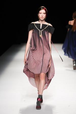 グラフィカルに錯覚を遊んだユマコシノ【17SSウィメンズ】