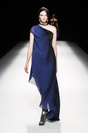 グラフィカルに錯覚を遊んだユマコシノ【17SSウィメンズ】