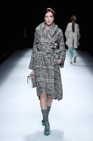 グラフィカルに錯覚を遊んだユマコシノ【17SSウィメンズ】