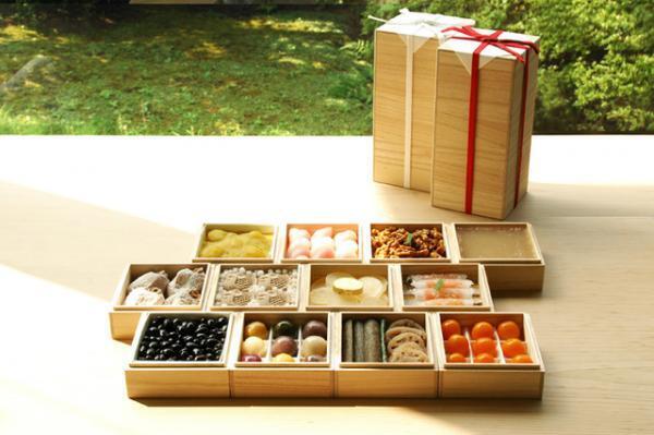 HIGASHIYAから12段の升箱に様々なお菓子を詰めた「お菓子のおせち」