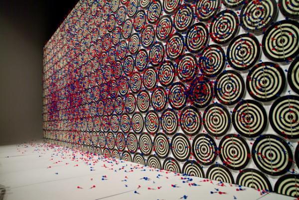 壁一面のダーツボード！オーディエンスが参加し完成させる、スウェーデンアーティストによるインスタレーション