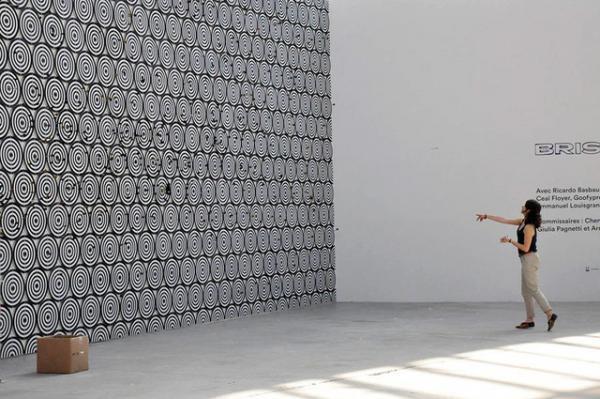 壁一面のダーツボード！オーディエンスが参加し完成させる、スウェーデンアーティストによるインスタレーション