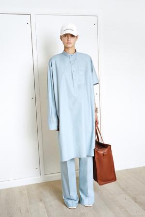 デムナ・ヴァザリアのバレンシアガ、ハウスクチュールに継承されるディテールで遊ぶ【17SSリゾート】