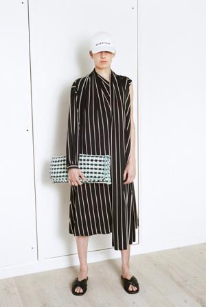 デムナ・ヴァザリアのバレンシアガ、ハウスクチュールに継承されるディテールで遊ぶ【17SSリゾート】