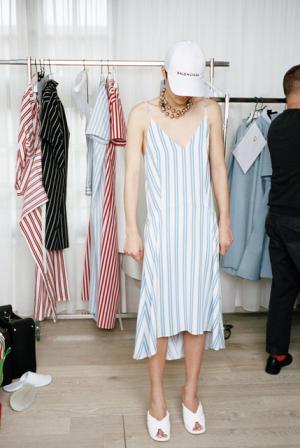 デムナ・ヴァザリアのバレンシアガ、ハウスクチュールに継承されるディテールで遊ぶ【17SSリゾート】