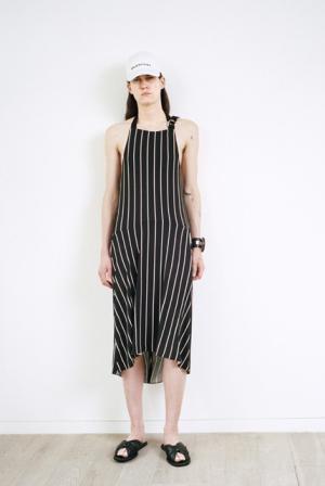 デムナ・ヴァザリアのバレンシアガ、ハウスクチュールに継承されるディテールで遊ぶ【17SSリゾート】