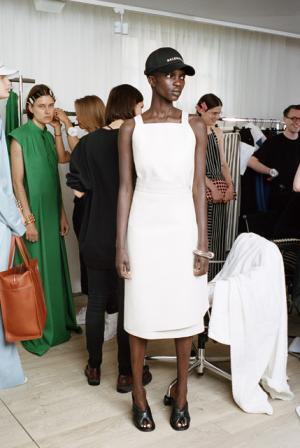 デムナ・ヴァザリアのバレンシアガ、ハウスクチュールに継承されるディテールで遊ぶ【17SSリゾート】