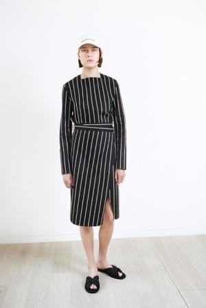 デムナ・ヴァザリアのバレンシアガ、ハウスクチュールに継承されるディテールで遊ぶ【17SSリゾート】