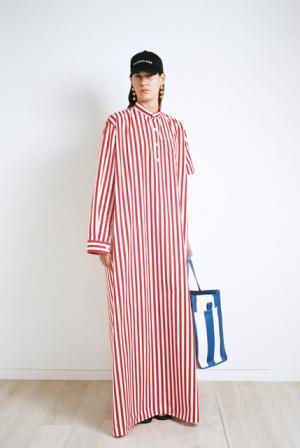 デムナ・ヴァザリアのバレンシアガ、ハウスクチュールに継承されるディテールで遊ぶ【17SSリゾート】