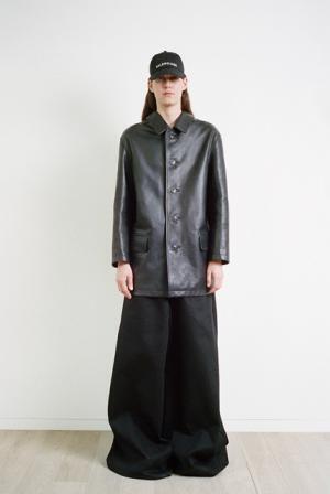 デムナ・ヴァザリアのバレンシアガ、ハウスクチュールに継承されるディテールで遊ぶ【17SSリゾート】