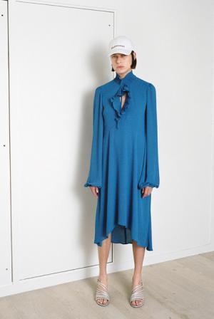 デムナ・ヴァザリアのバレンシアガ、ハウスクチュールに継承されるディテールで遊ぶ【17SSリゾート】