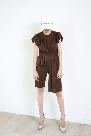 デムナ・ヴァザリアのバレンシアガ、ハウスクチュールに継承されるディテールで遊ぶ【17SSリゾート】