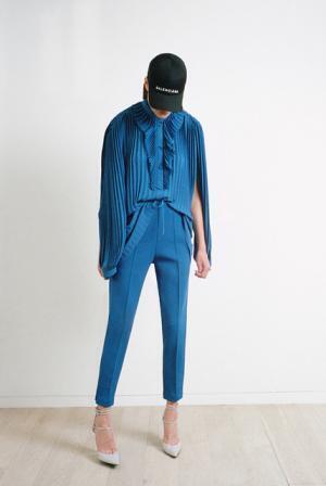 デムナ・ヴァザリアのバレンシアガ、ハウスクチュールに継承されるディテールで遊ぶ【17SSリゾート】