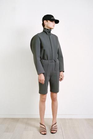 デムナ・ヴァザリアのバレンシアガ、ハウスクチュールに継承されるディテールで遊ぶ【17SSリゾート】