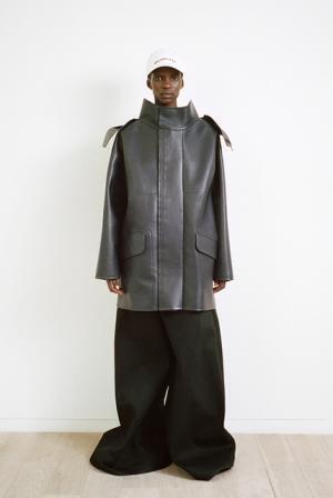 デムナ・ヴァザリアのバレンシアガ、ハウスクチュールに継承されるディテールで遊ぶ【17SSリゾート】