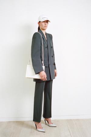 デムナ・ヴァザリアのバレンシアガ、ハウスクチュールに継承されるディテールで遊ぶ【17SSリゾート】